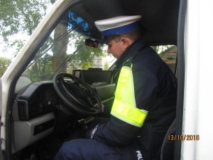 Policjanci kontrolują autobusy szkolne