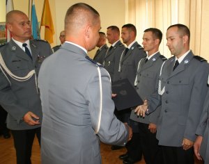Komendant Wojewódzki Policji w Rypinie wspólnie z komendantem Powiatowym policji w Rypinie wręczają akty mianowania na wyższe stopnie policji