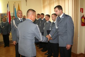 Komendant Wojewódzki Policji w Rypinie wspólnie z komendantem Powiatowym policji w Rypinie wręczają akty mianowania na wyższe stopnie policji