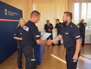 policjant odbiera dyplom i gratulacje od I Z-cy Komendanta Wojewódzkiego Policji w Bydgoszczy