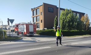 policjant na drodze kieruje ruchem ułatwiają strazy pożarnej przejazd