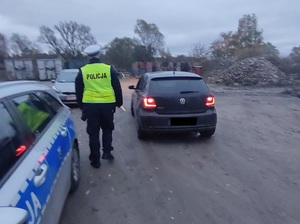 policjant podchodzi do zatrzymanego pojazdu