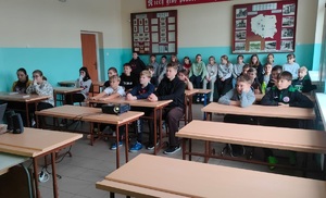 dzieci siedzacy w klasie i słuchający prelekcji